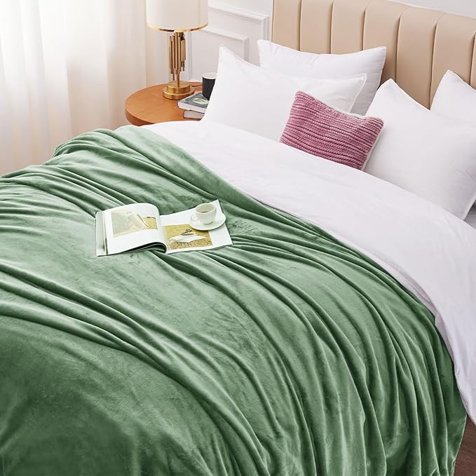 CozyLux Fleece Blanket Throw XL Forest Green - 300GSM Soft Lightweight Microfiber Flannel Blankets for Travel Camping Chair and Sofa, Fuzzy Blanket for Kids, Cozy Luxury Plush Bed Blankets, Green